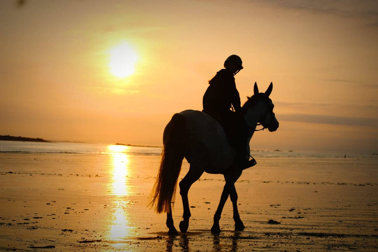 cavalière à la plage